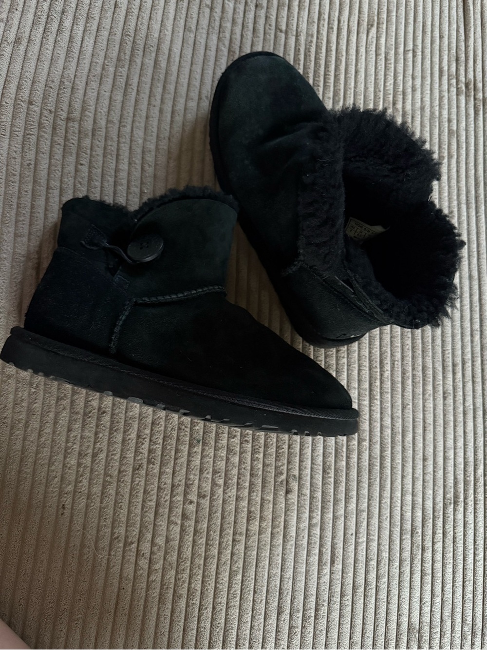 UGG Black Short Bailey Sheepskin Boots